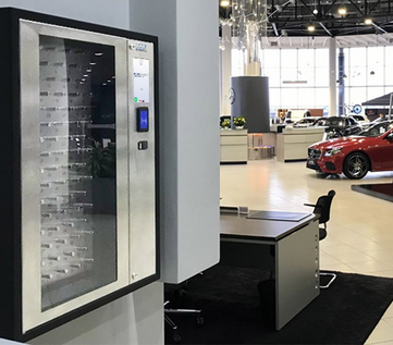 Armoire à clés électronique ASI installée dans un showroom de concession automobile
